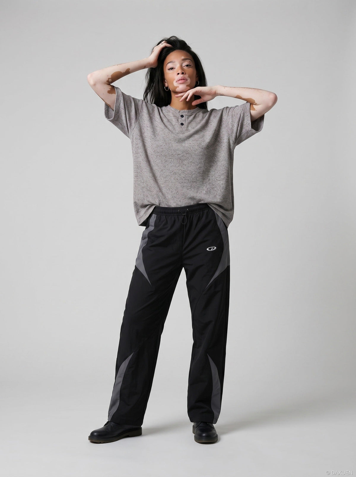 DAXUEN Men's relaxed-fit short-sleeved knit top — model photo