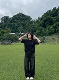 DAXUEN Relaxed fit short-sleeve crew neck T-shirt with embroidered emblem — model photo