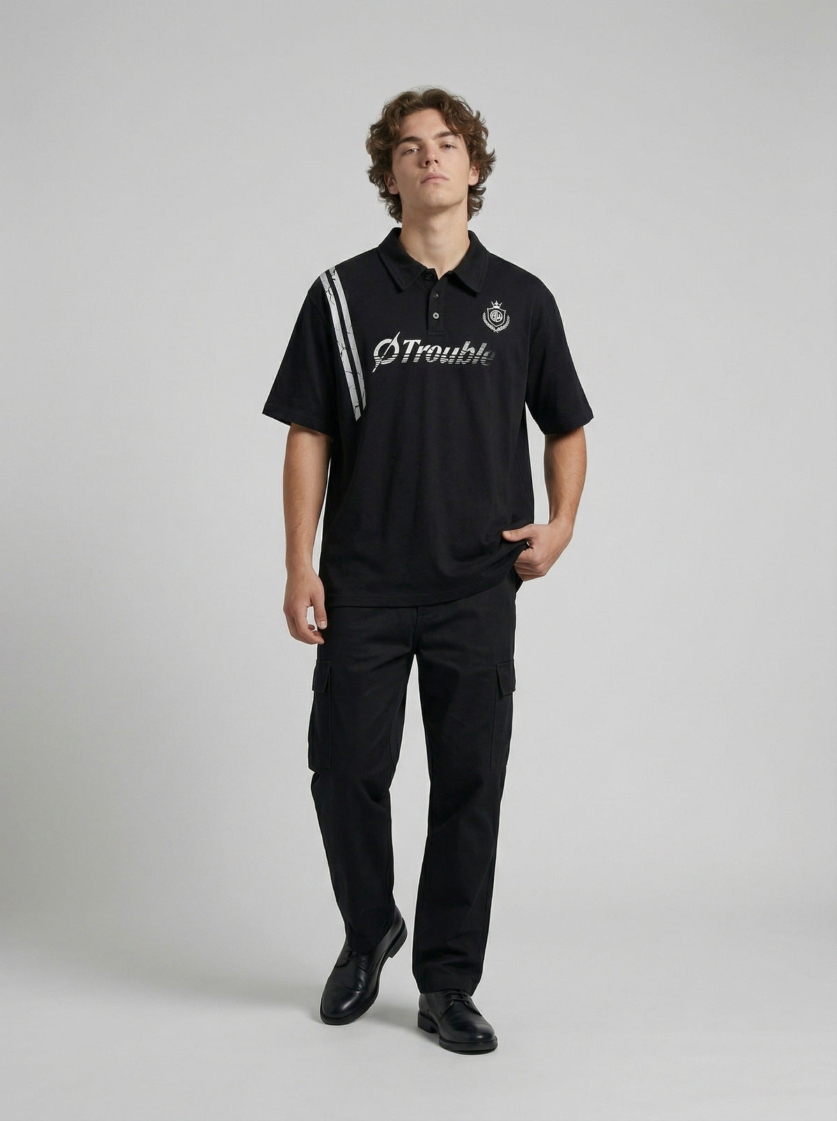 DAXUEN Graphic polo shirt with crest emblem and text — model photo