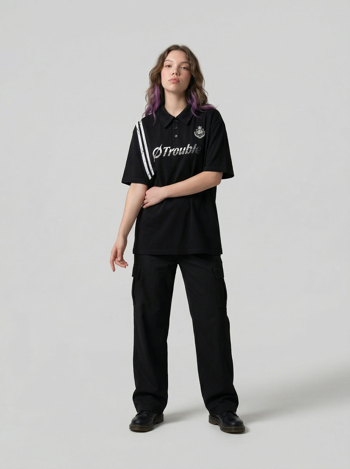 DAXUEN Graphic polo shirt with crest emblem and text — model photo