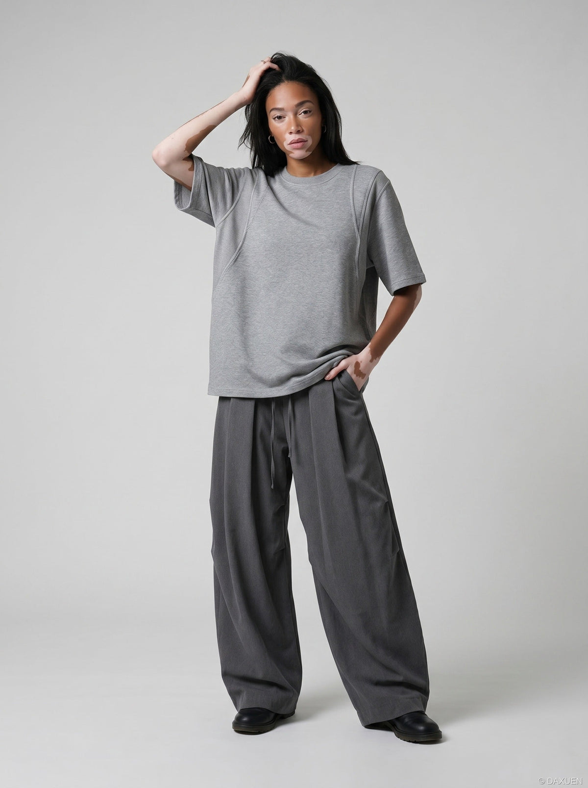 DAXUEN Relaxed fit short-sleeved top in grey and black — model photo