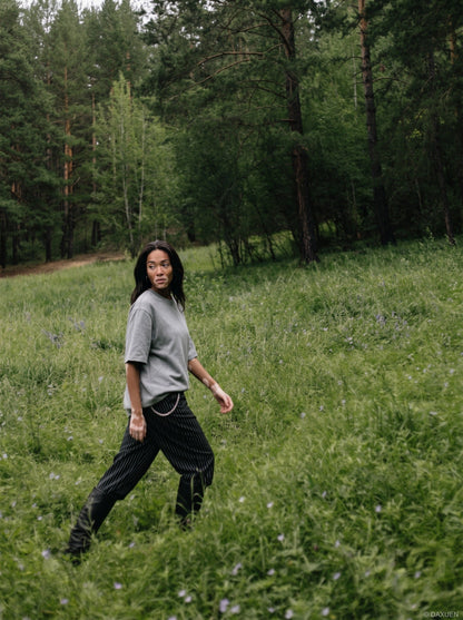 DAXUEN Relaxed fit short-sleeved top in grey and black — model photo