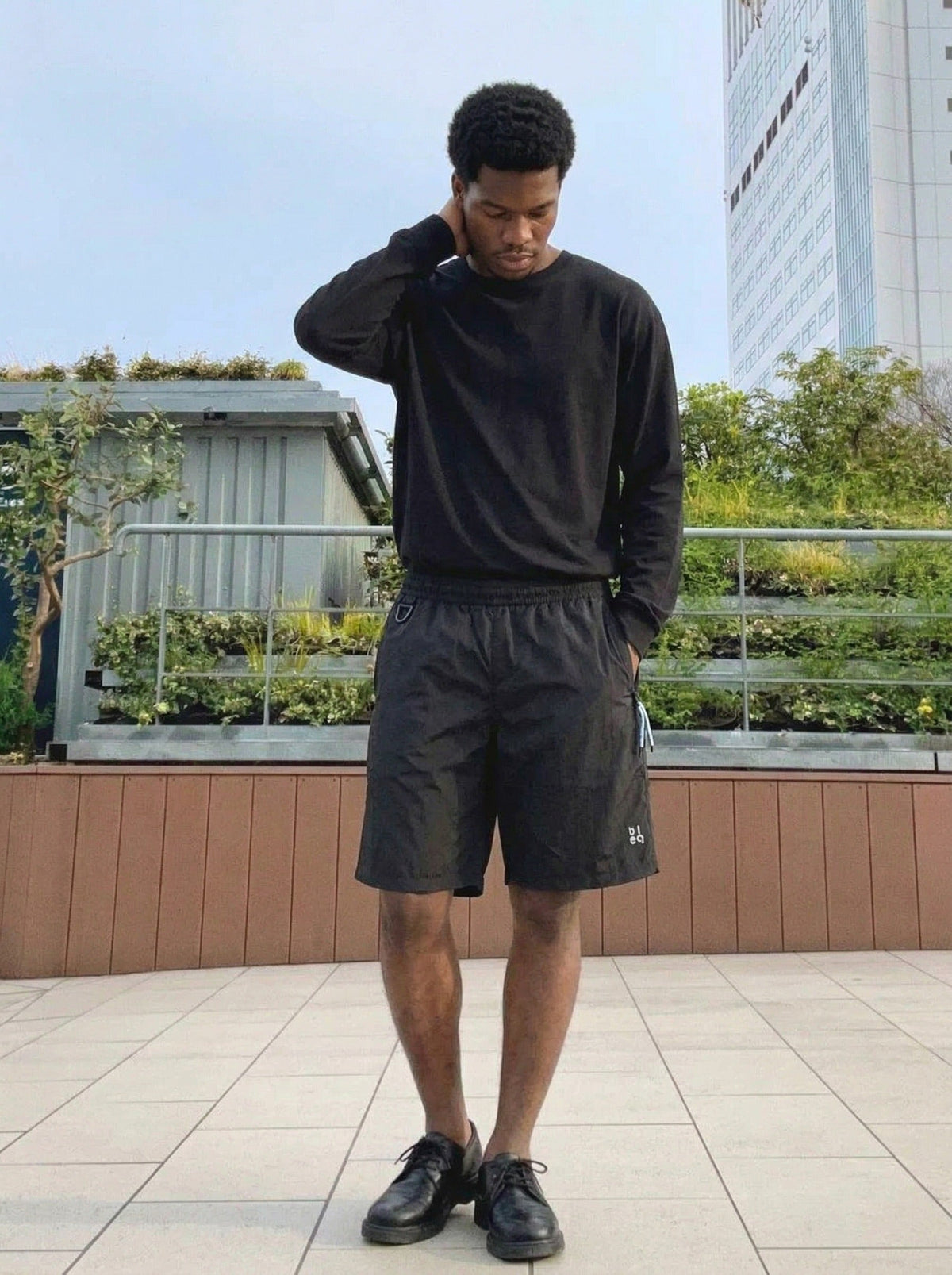 DAXUEN Relaxed fit shorts with crinkled texture and logo — model photo