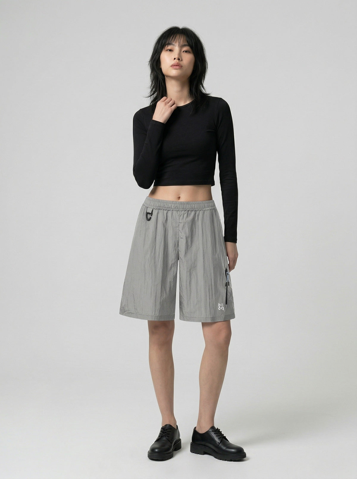 DAXUEN Relaxed fit shorts with crinkled texture and logo — model photo