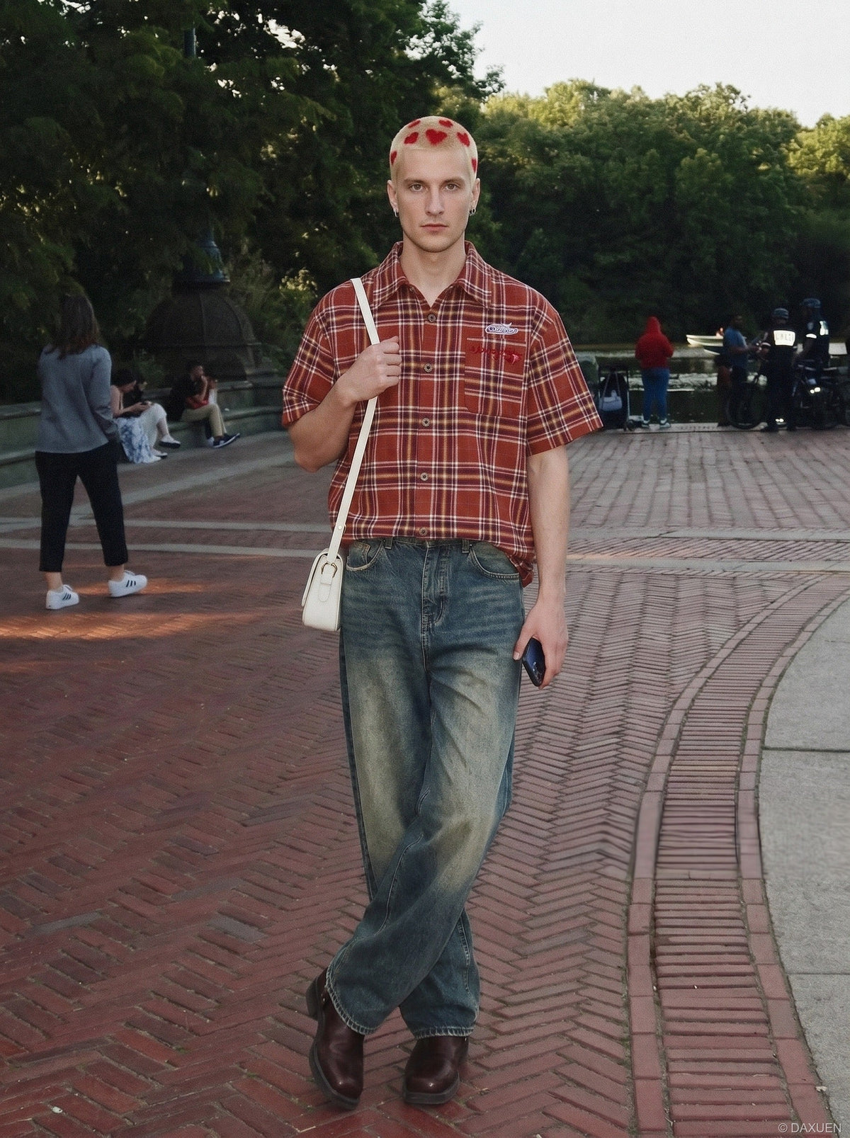 DAXUEN Relaxed-fit short-sleeved plaid button-up shirt — model photo