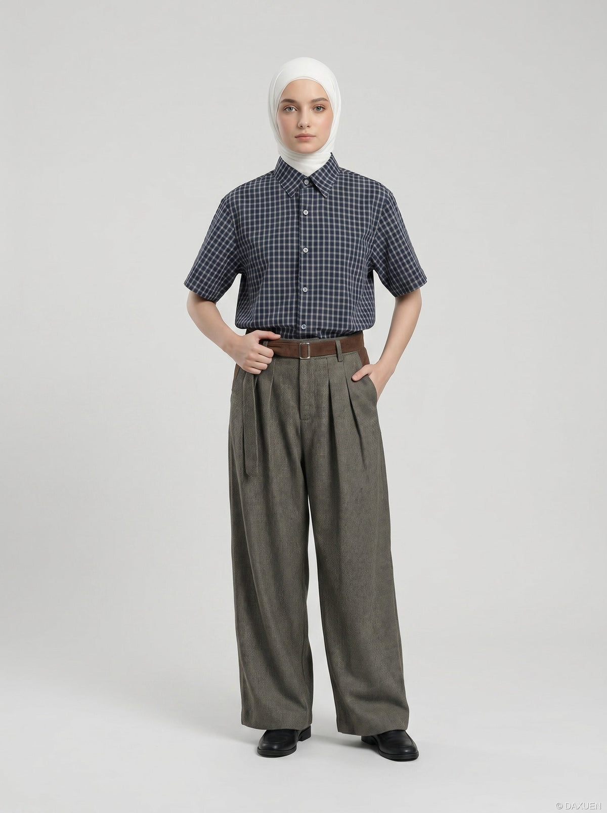 DAXUEN Men's short-sleeved plaid button-up shirt — model photo