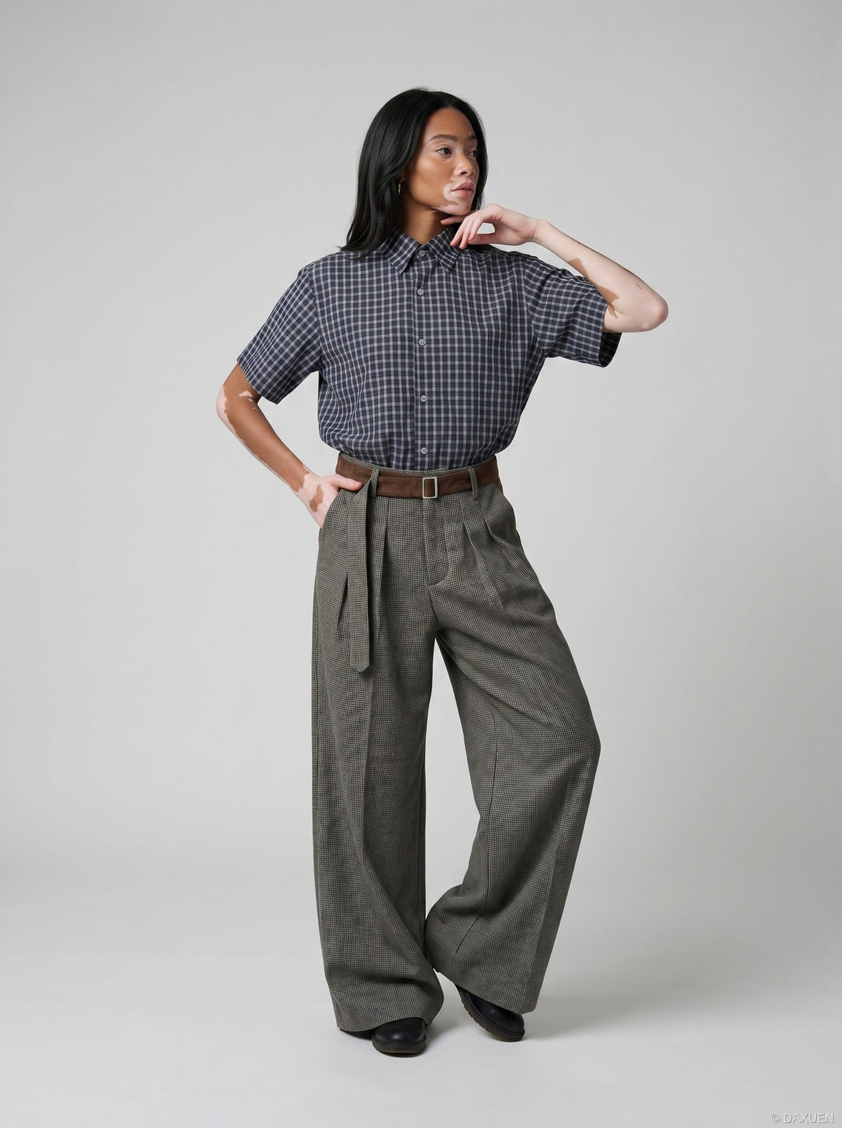 DAXUEN Men's short-sleeved plaid button-up shirt — model photo