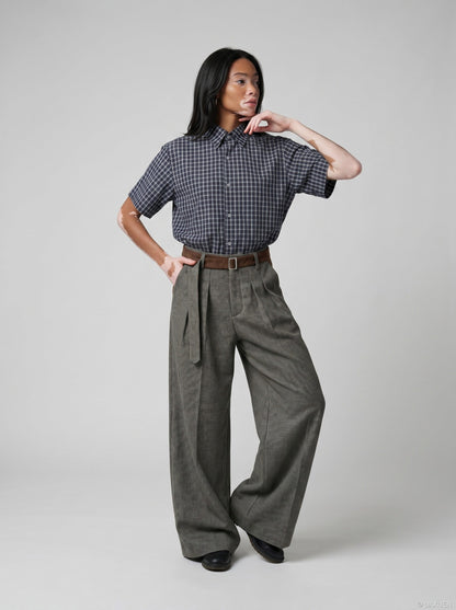 DAXUEN Men's short-sleeved plaid button-up shirt — model photo