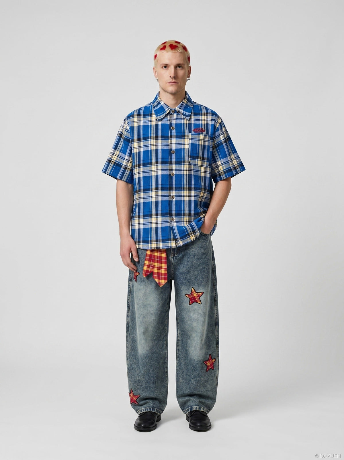 DAXUEN Relaxed-fit short-sleeved plaid button-up shirt — model photo