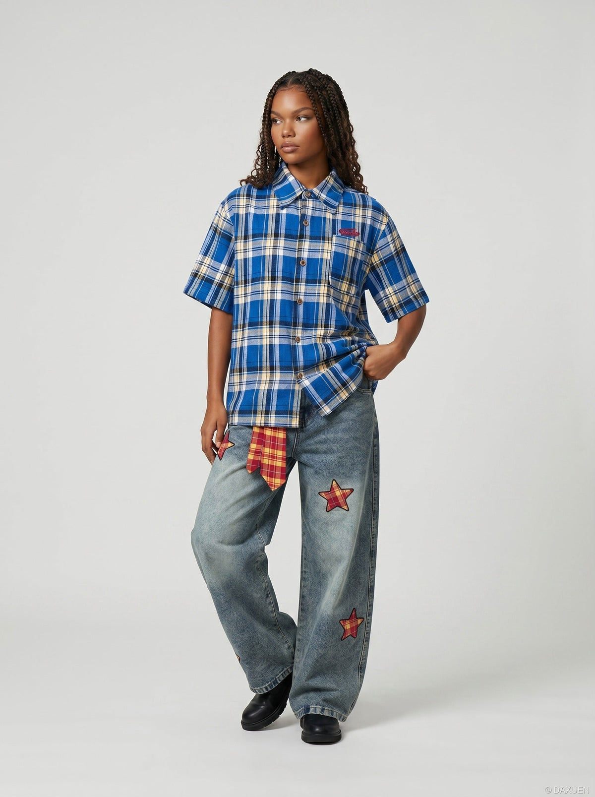 DAXUEN Relaxed-fit short-sleeved plaid button-up shirt — model photo