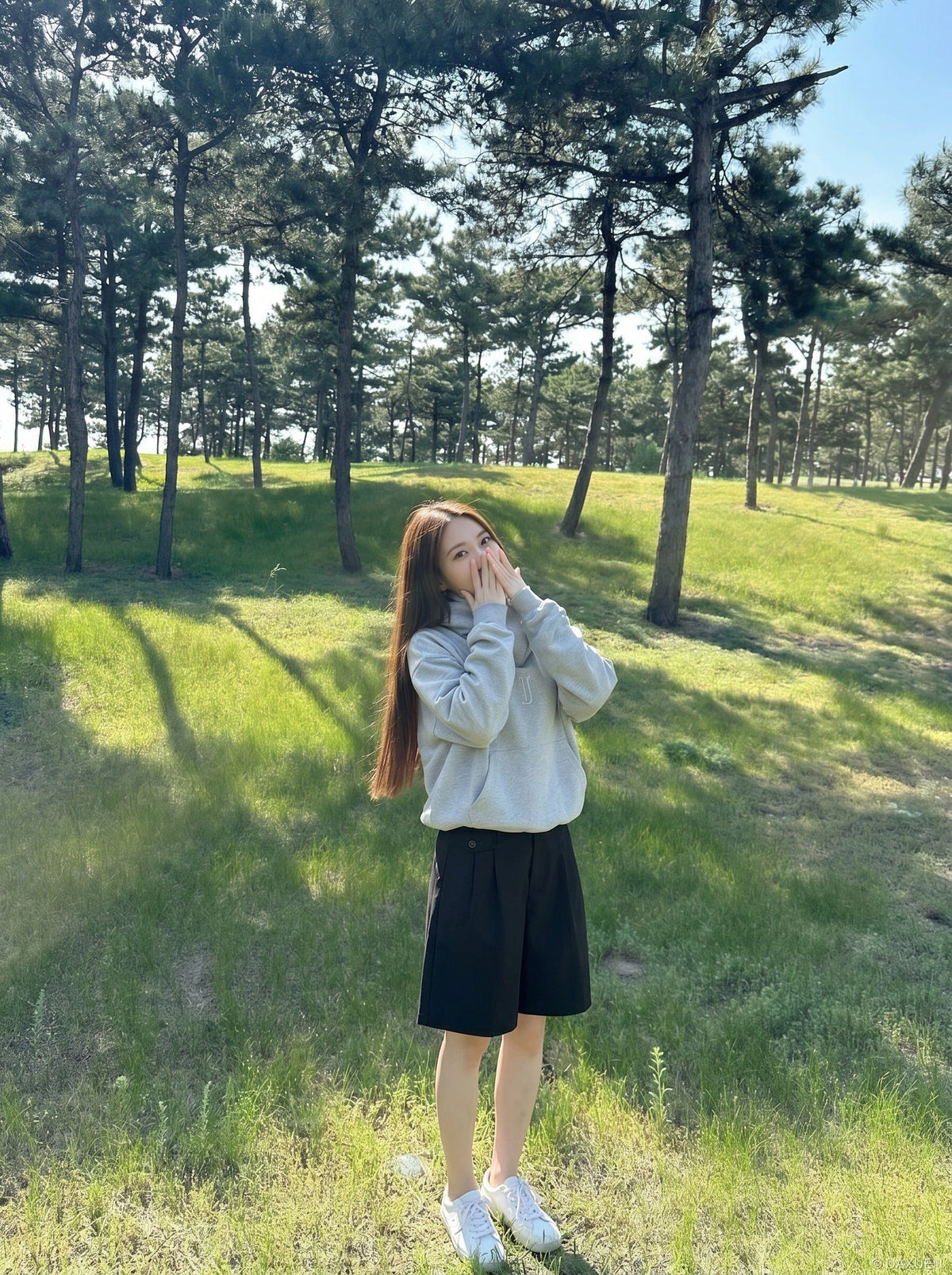 DAXUEN Relaxed wide-leg shorts in solid colors — model photo