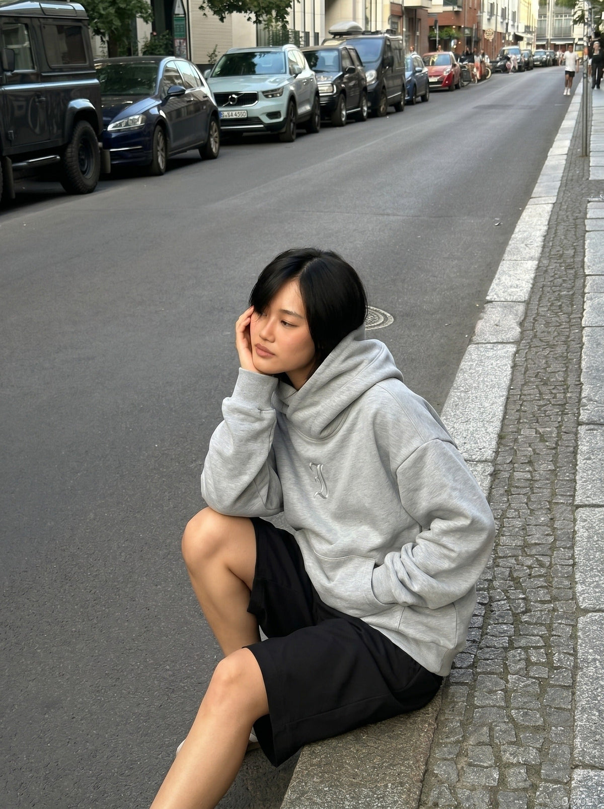 DAXUEN Relaxed wide-leg shorts in solid colors — model photo