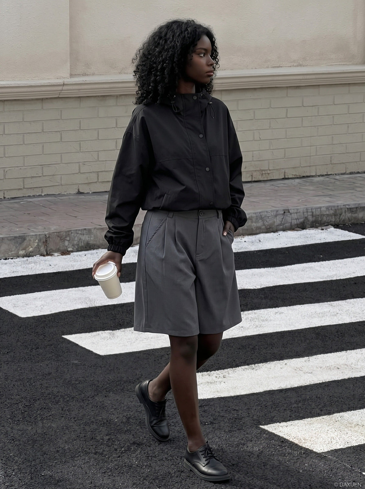 DAXUEN Wide-leg relaxed-fit shorts in dark grey and black — model photo