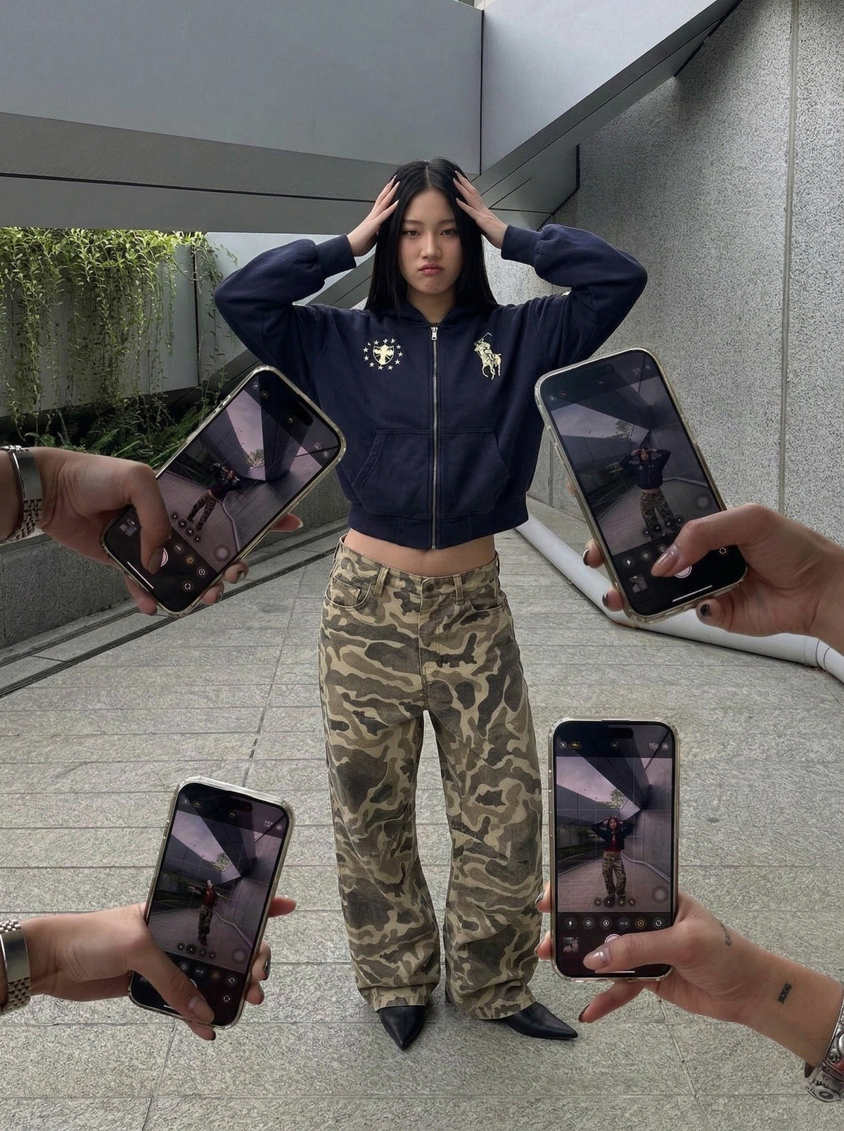 DAXUEN Cropped hooded sweatshirt with graphics — model photo