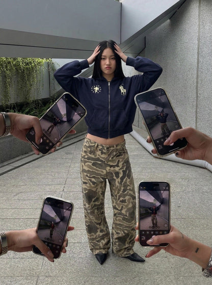 DAXUEN Cropped hooded sweatshirt with graphics — model photo