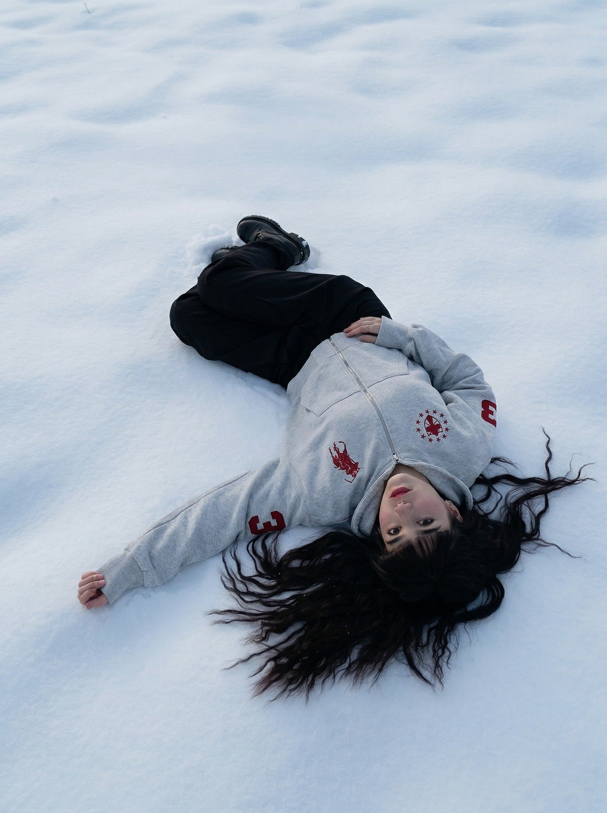 DAXUEN Cropped hooded sweatshirt with graphics — model photo