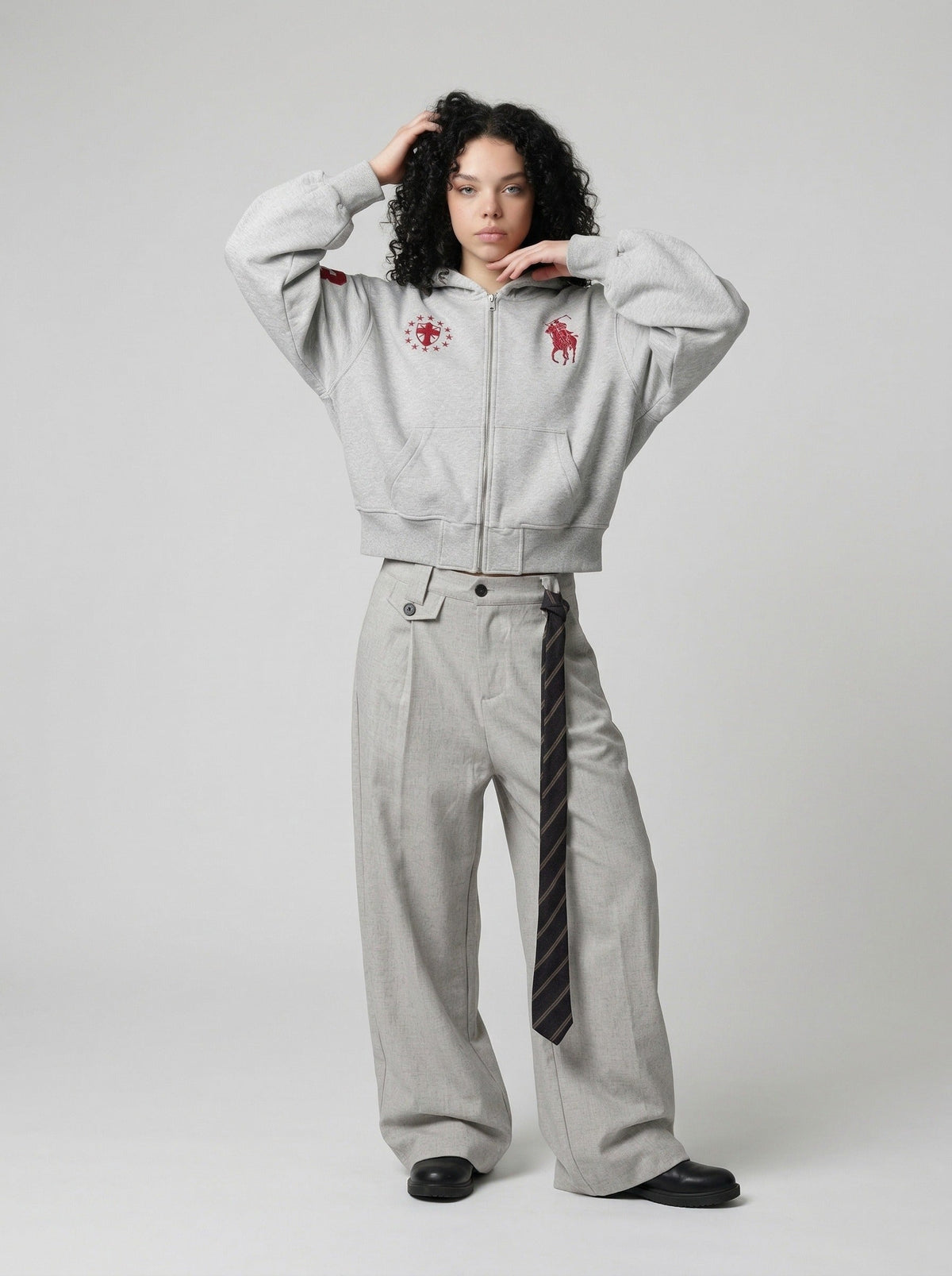 DAXUEN Cropped hooded sweatshirt with graphics — model photo