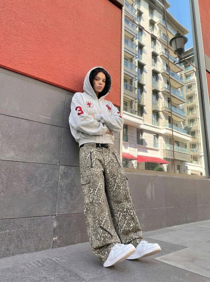 DAXUEN Cropped hooded sweatshirt with graphics — model photo