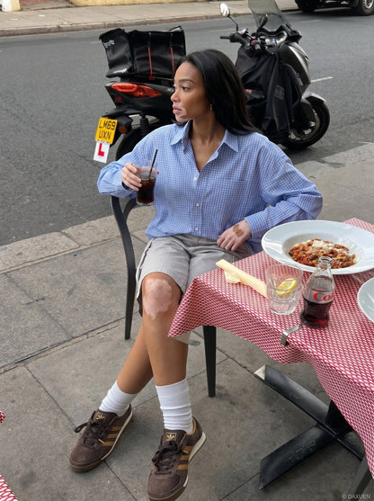 DAXUEN Pair of light grey relaxed-fit herringbone cargo shorts — model photo