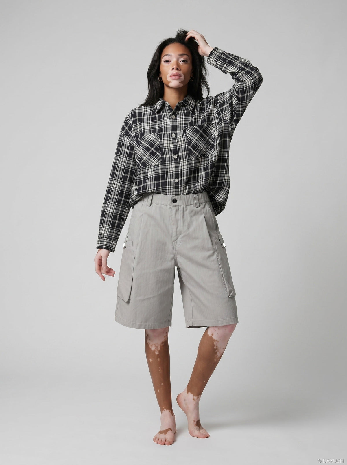 DAXUEN Pair of light grey relaxed-fit herringbone cargo shorts — model photo