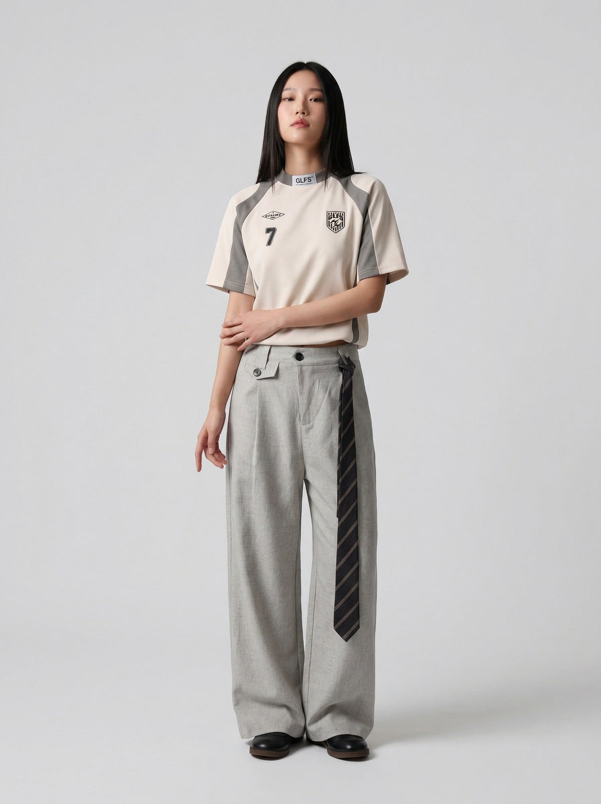 DAXUEN Retro letter badge contrast color short sleeve t-shirt — model photo