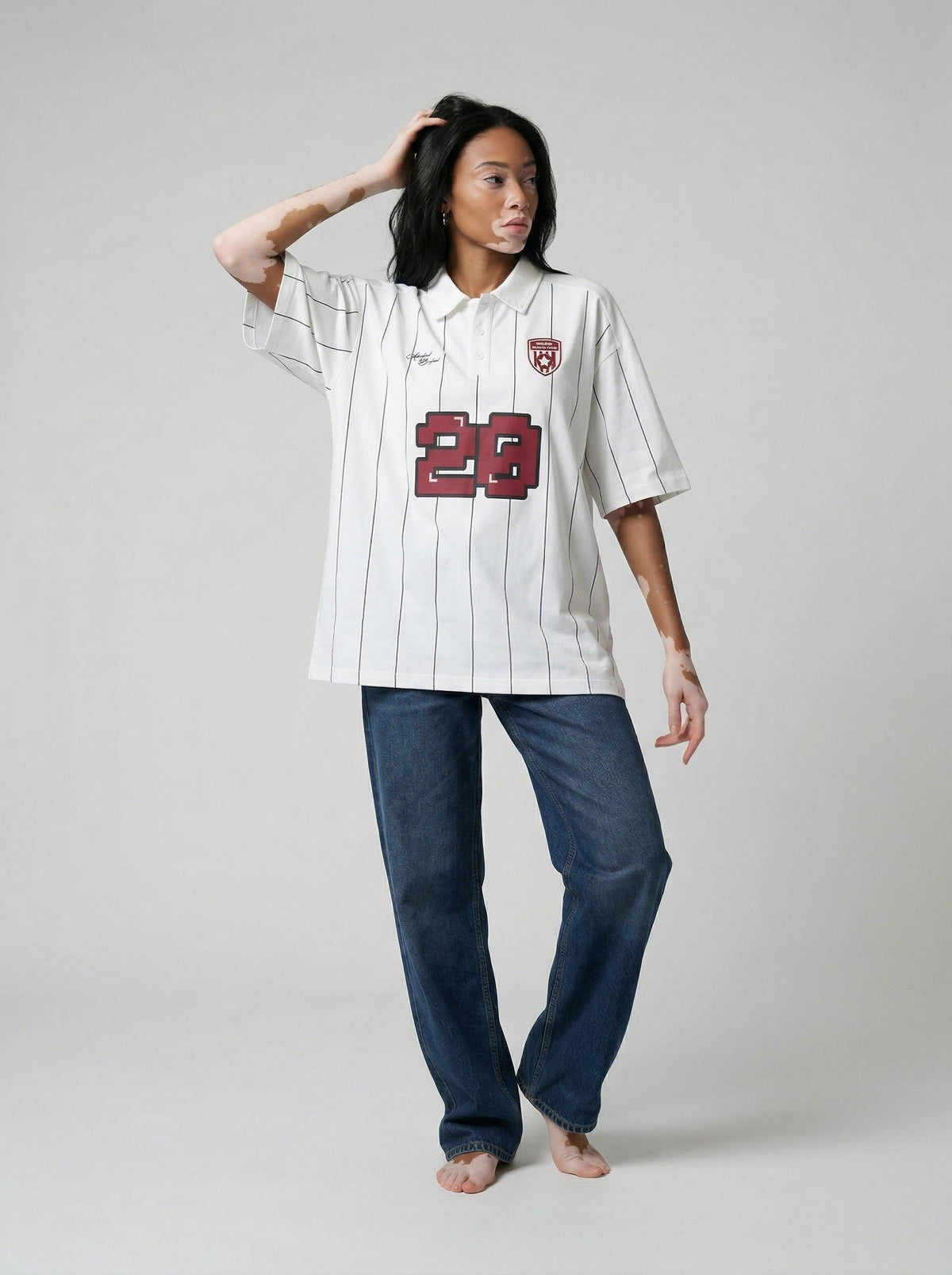 DAXUEN White short-sleeved polo shirt with pinstripes and graphics — model photo