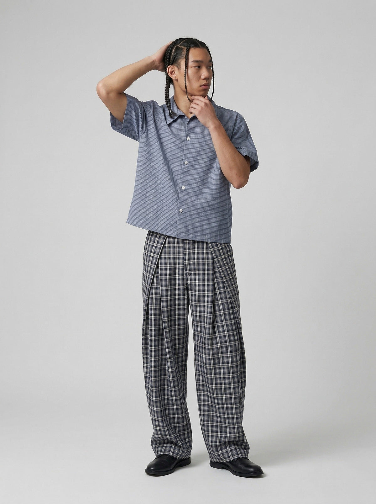 DAXUEN Men's short-sleeved plaid button-up shirt — model photo