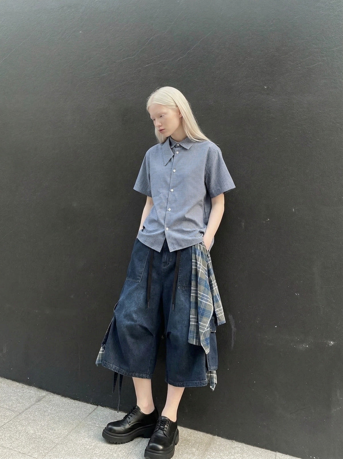 DAXUEN Men's short-sleeved plaid button-up shirt — model photo