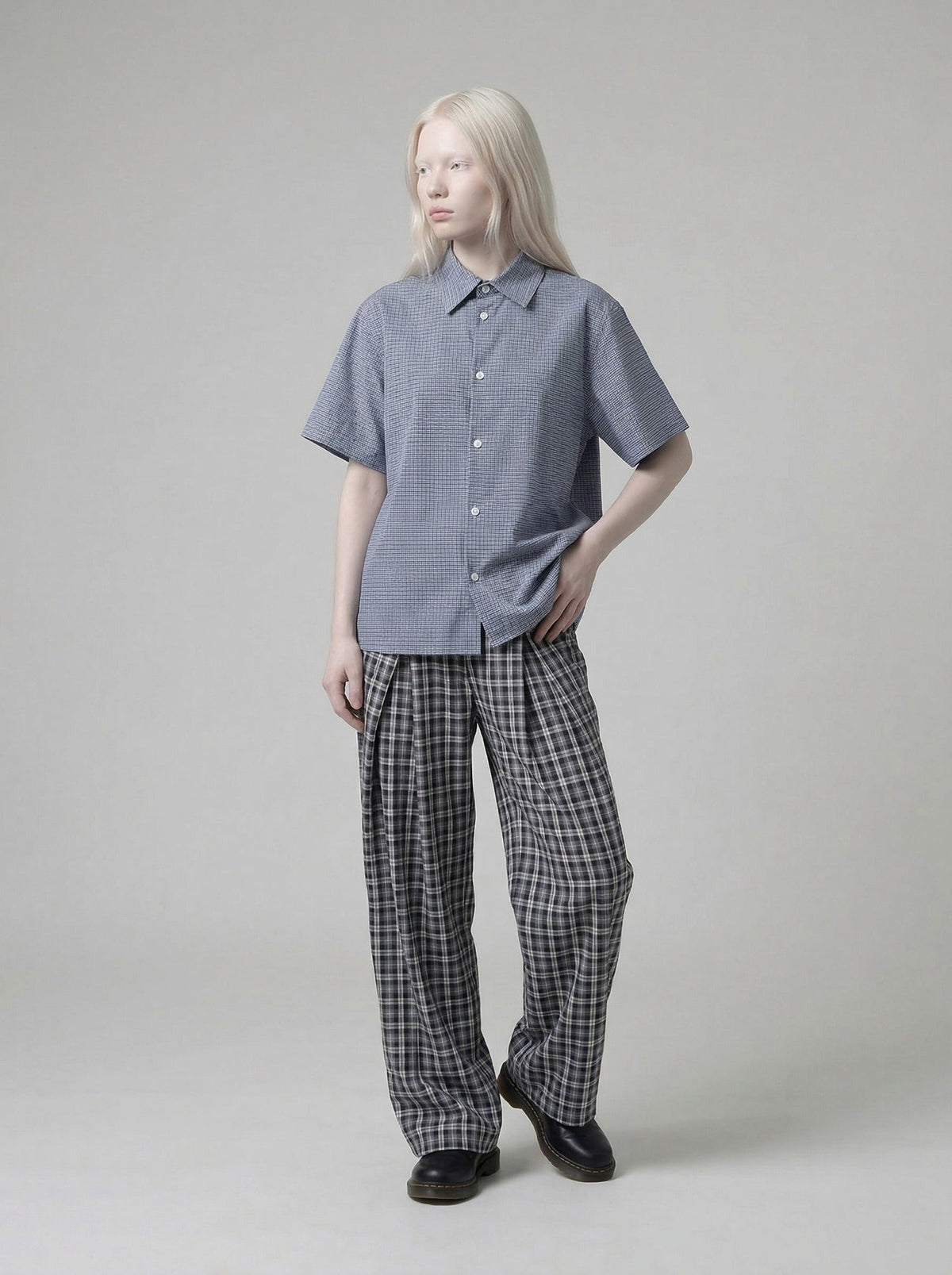 DAXUEN Men's short-sleeved plaid button-up shirt — model photo