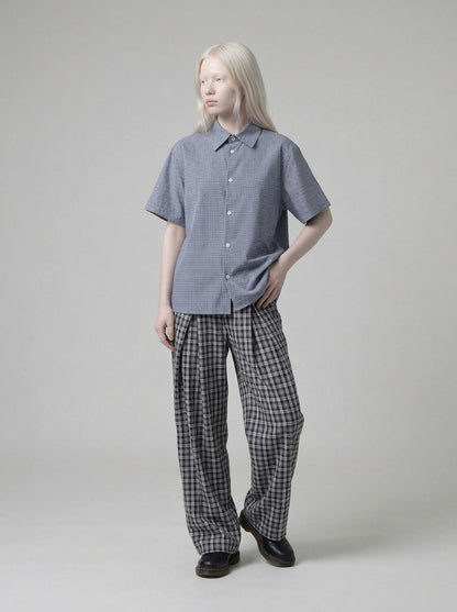 DAXUEN Men's short-sleeved plaid button-up shirt — model photo