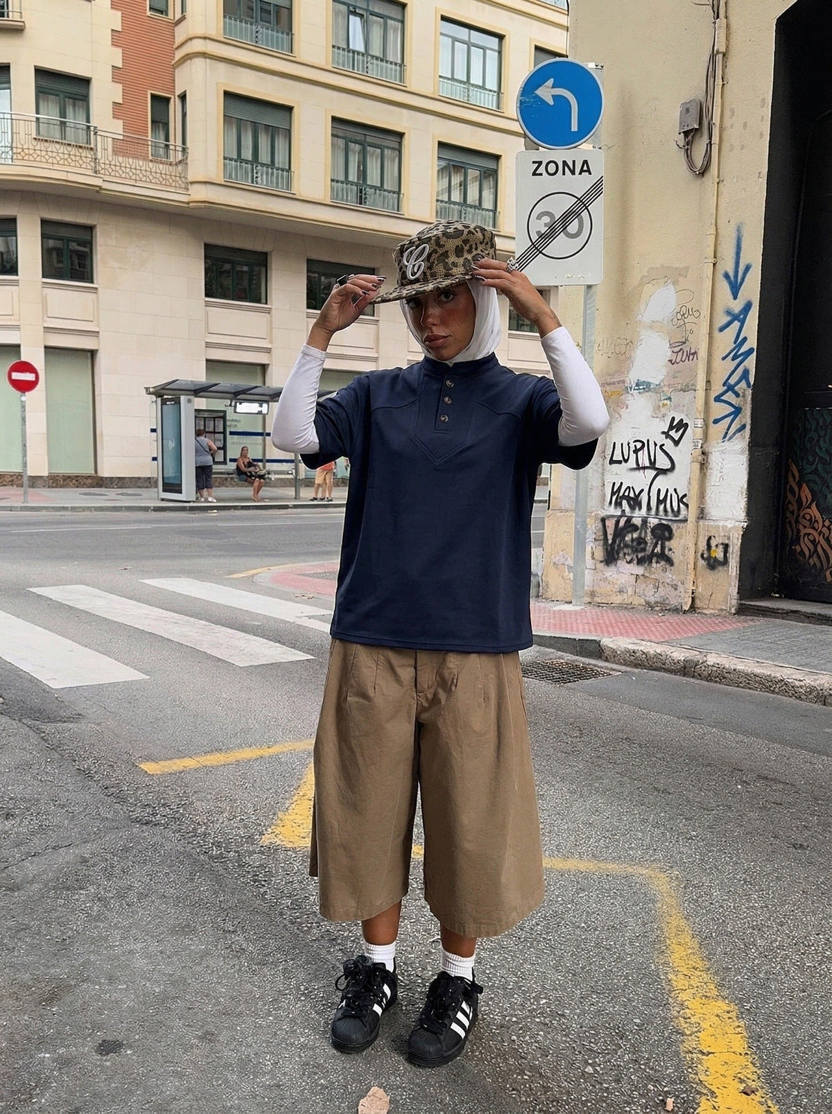 DAXUEN Retro stand-collar short-sleeve shirt — model photo