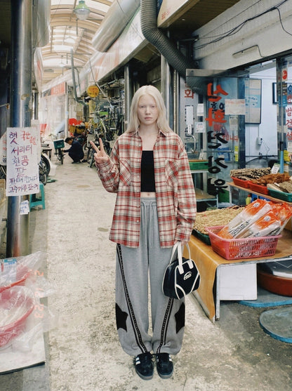 DAXUEN Loose-fitting wide-leg sweatpants with star graphic — model photo