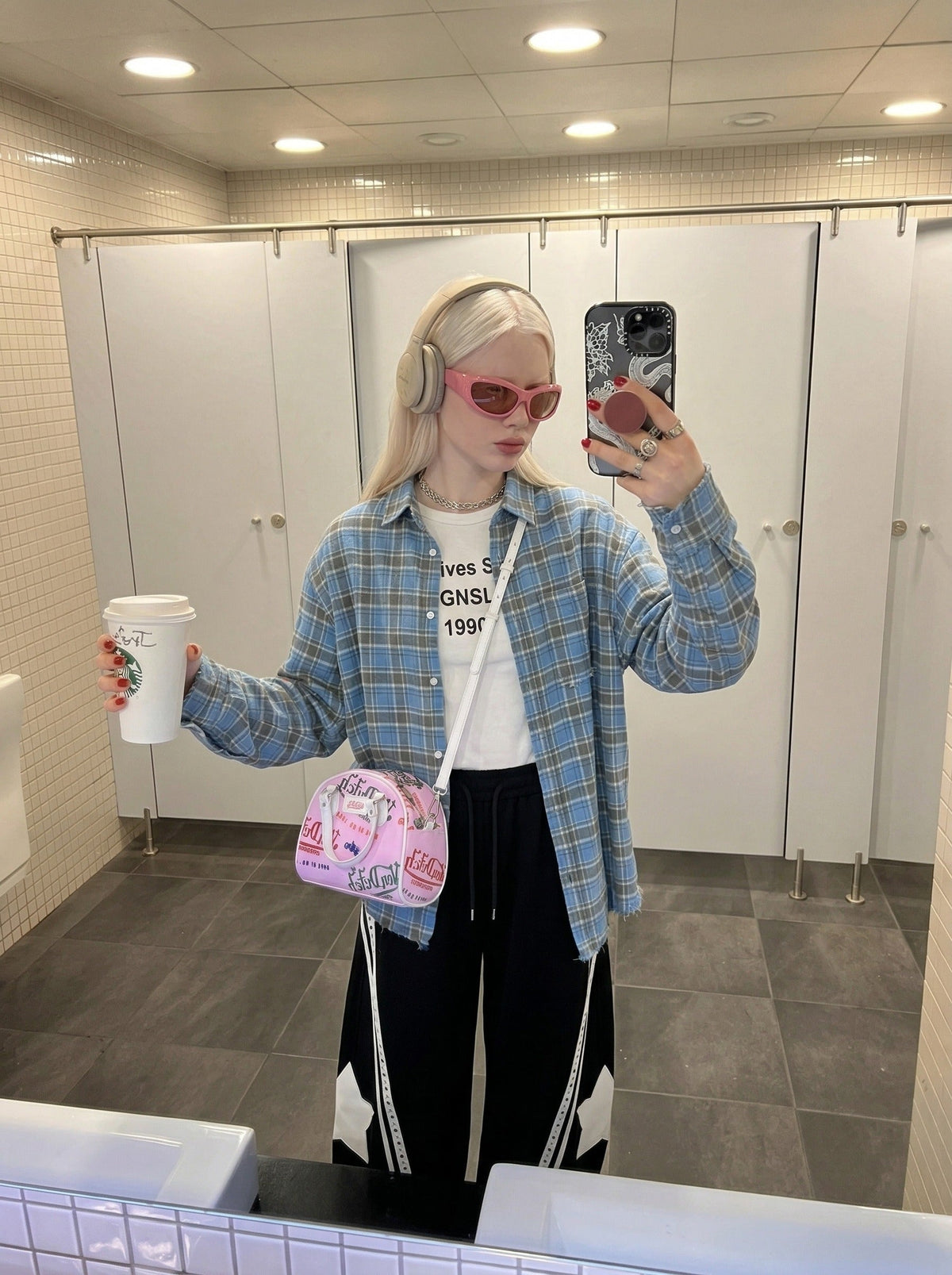 DAXUEN Loose-fitting wide-leg sweatpants with star graphic — model photo