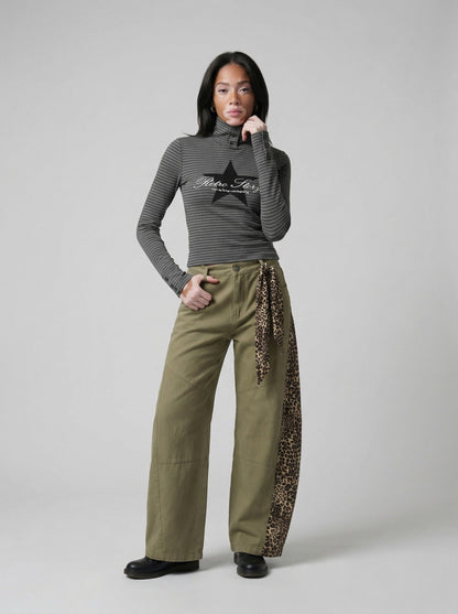 DAXUEN Fitted long-sleeved turtleneck top with star graphic — model photo