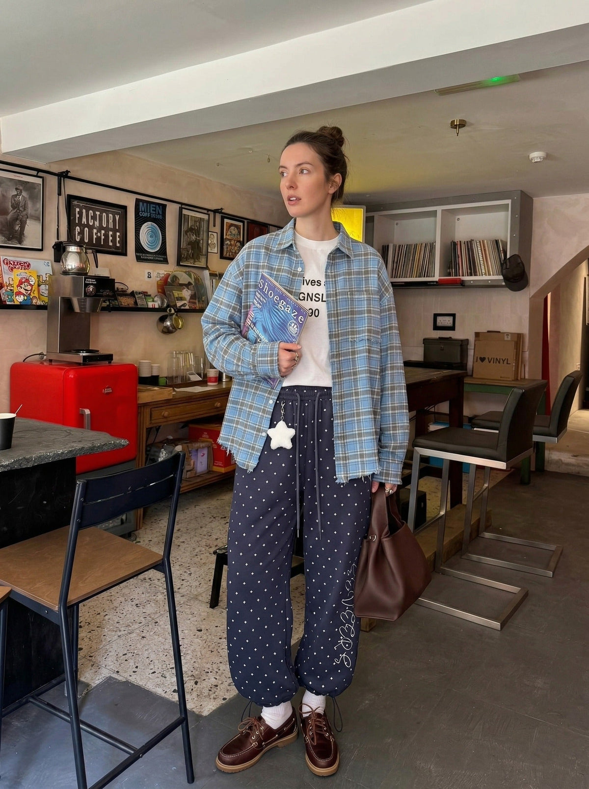 DAXUEN Wide-leg sweatpants with star print — model photo