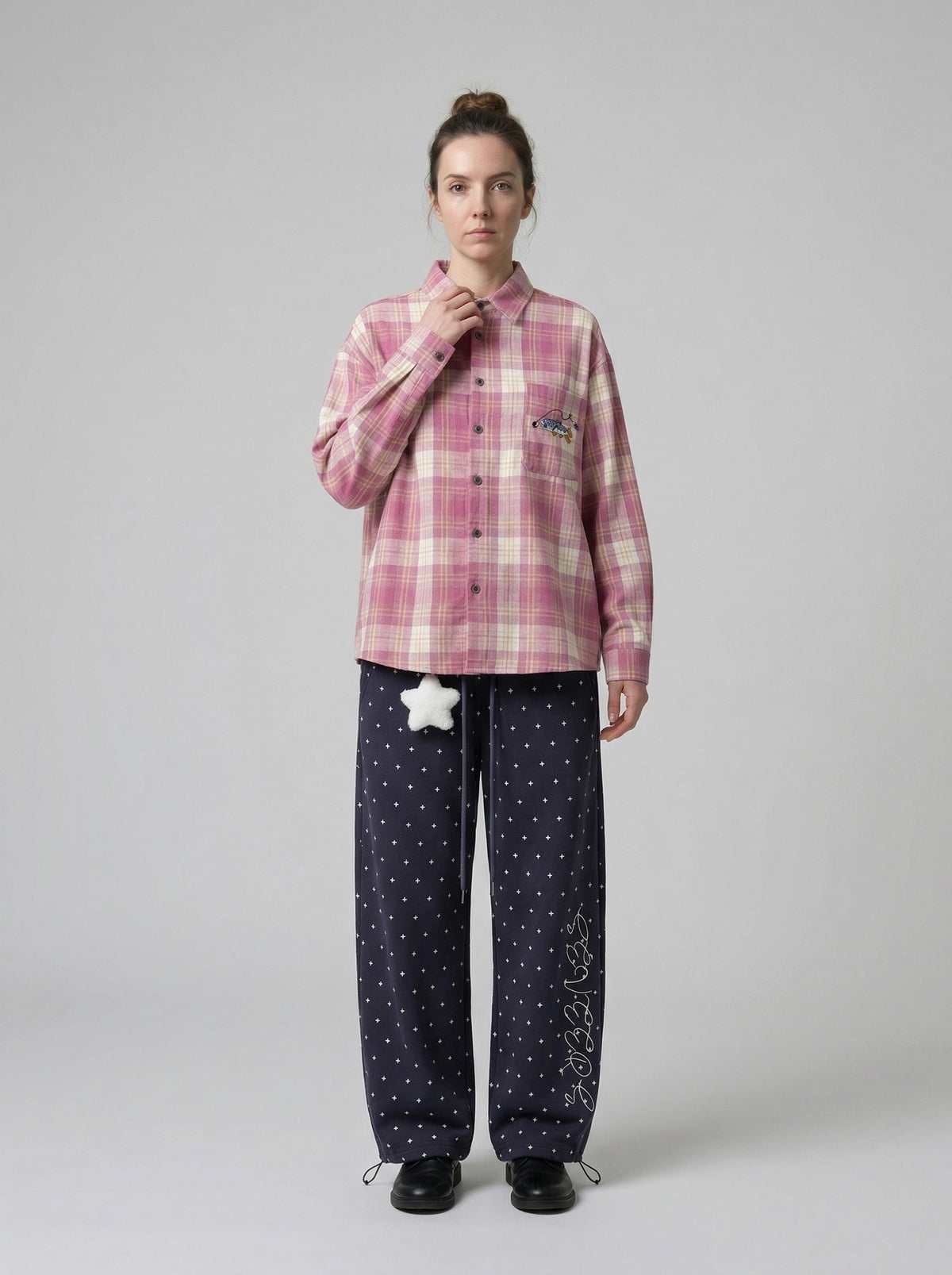 DAXUEN Wide-leg sweatpants with star print — model photo