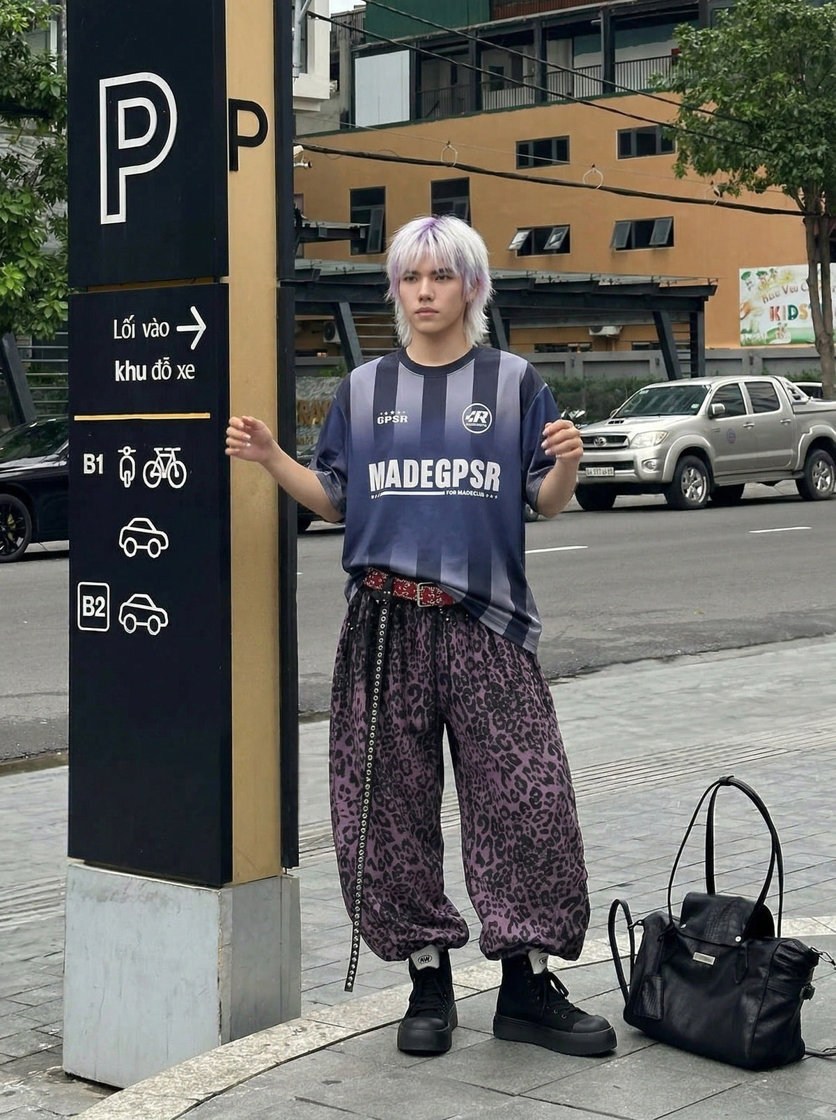 DAXUEN Oversized striped graphic T-shirt — model photo