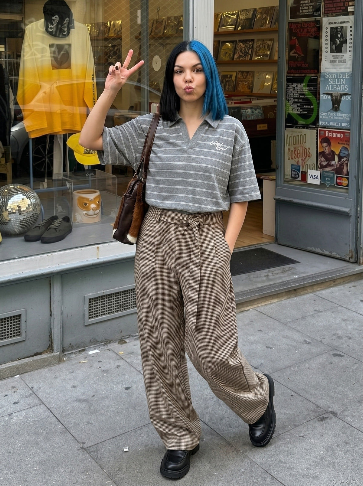 DAXUEN Relaxed-fit short-sleeved striped polo shirt — model photo