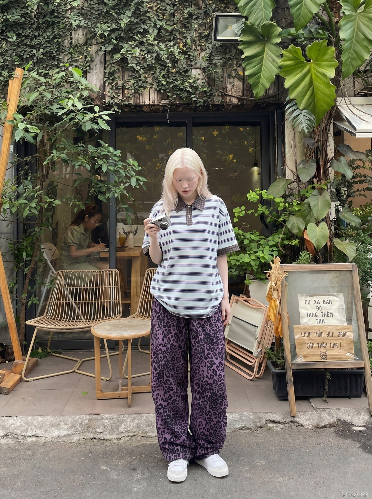DAXUEN Retro striped short-sleeved polo shirt — model photo