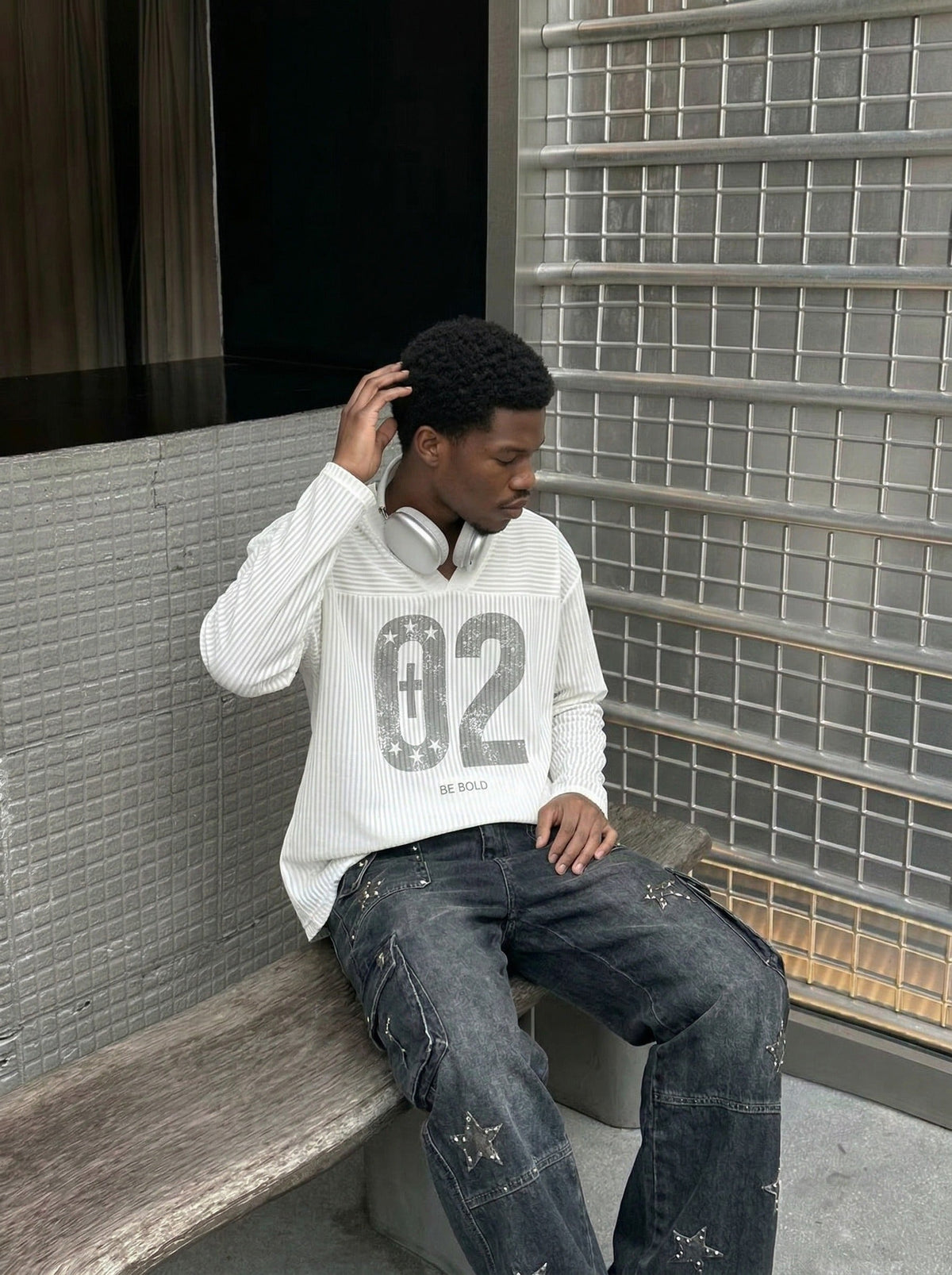 DAXUEN Long sleeve V-neck top with graphic design — model photo