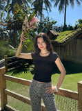 DAXUEN black ribbed scoop neck t-shirt with logo — model photo