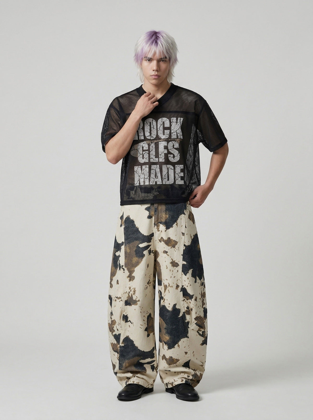DAXUEN ROCK GLFS mesh short-sleeved V-neck T-shirt — model photo
