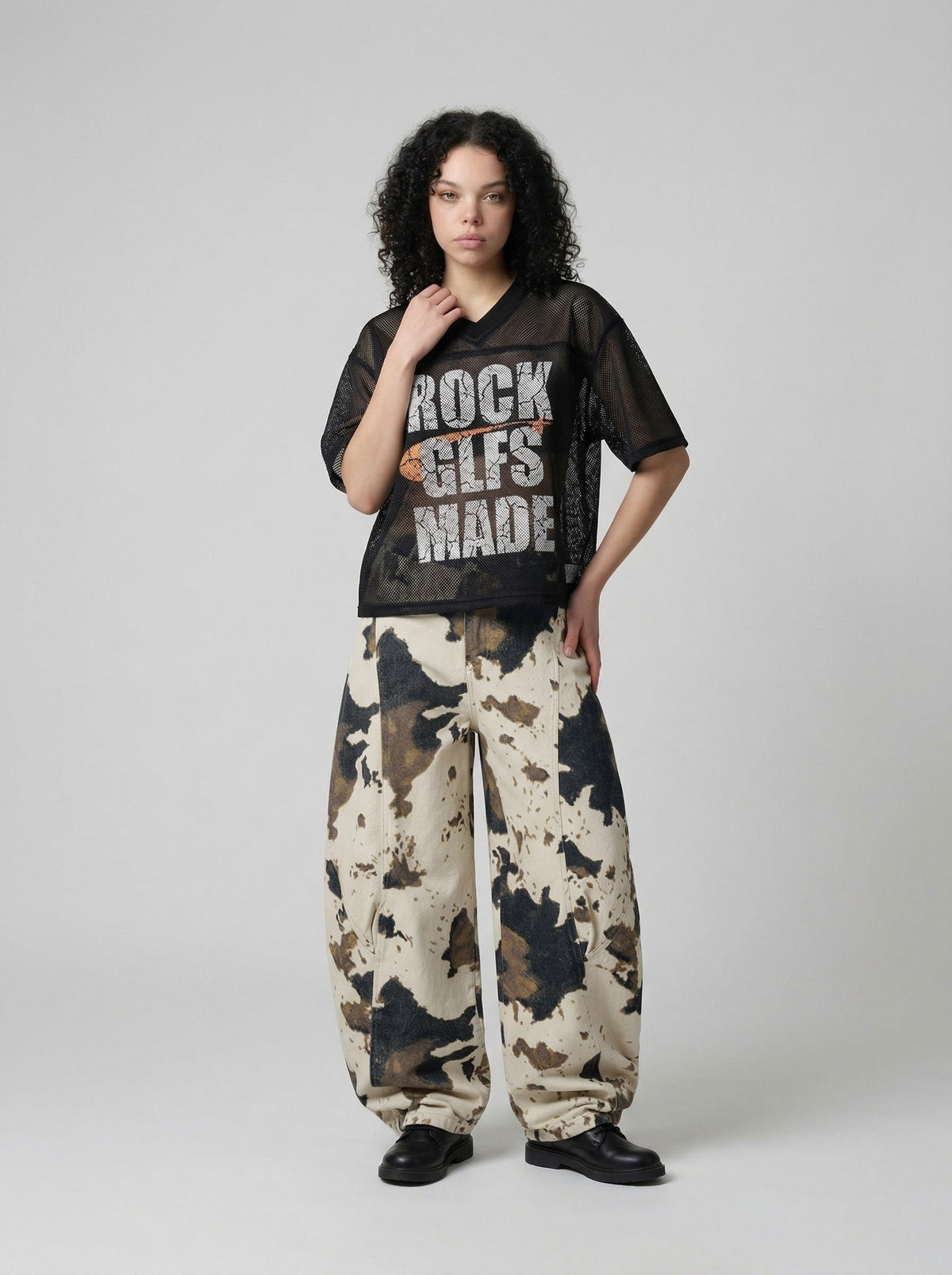 DAXUEN ROCK GLFS mesh short-sleeved V-neck T-shirt — model photo
