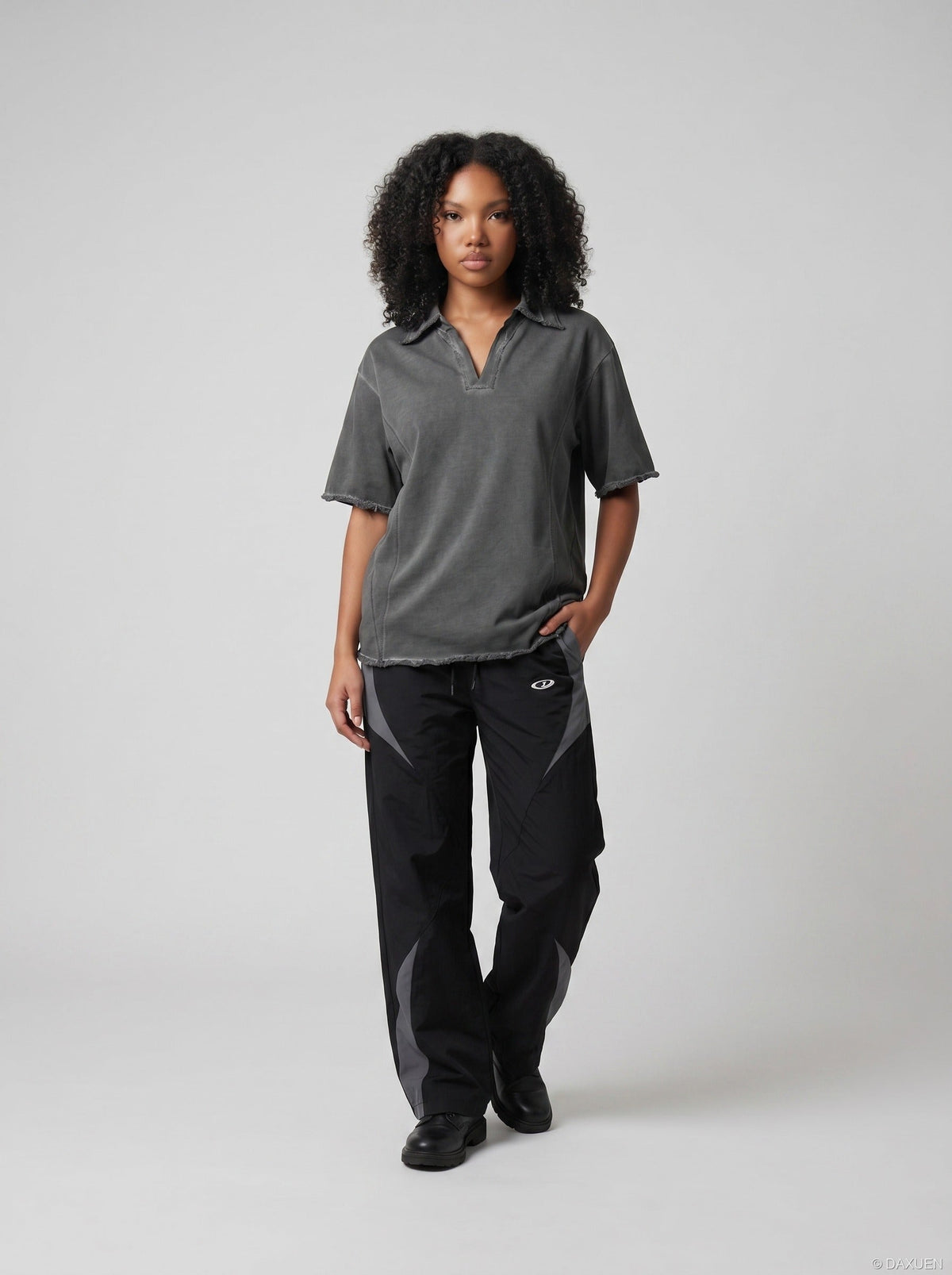 DAXUEN Short-sleeved relaxed-fit polo shirt with vintage finish — model photo