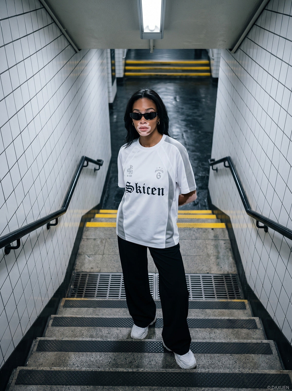 DAXUEN White oversized sports jersey T-shirt with mesh panels — model photo