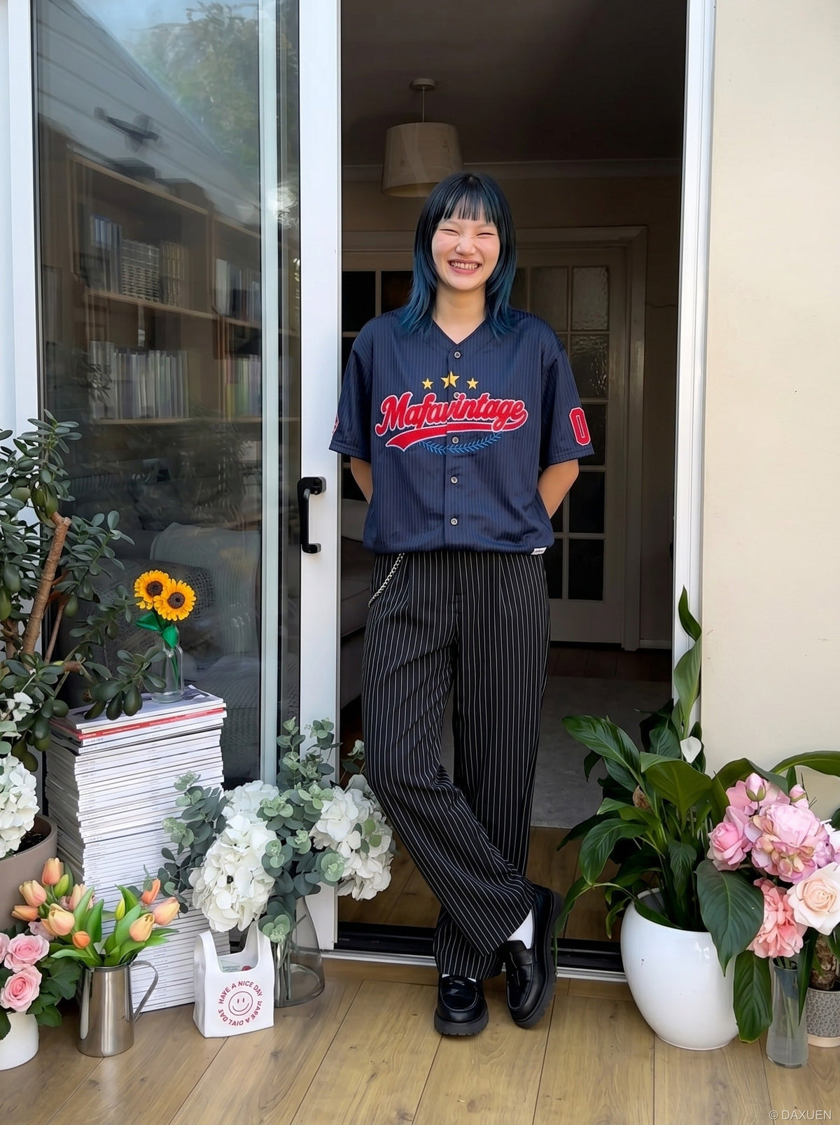 DAXUEN Script embroidered baseball jersey shirt — model photo