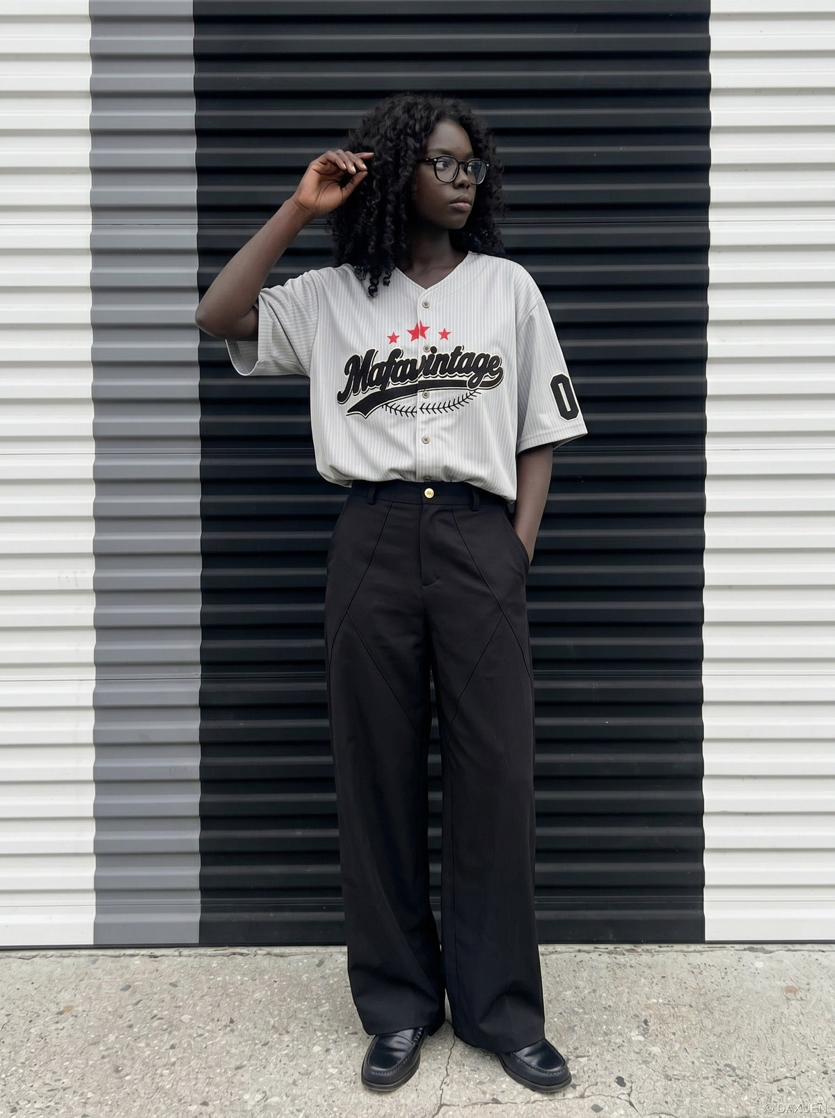 DAXUEN Script embroidered baseball jersey shirt — model photo