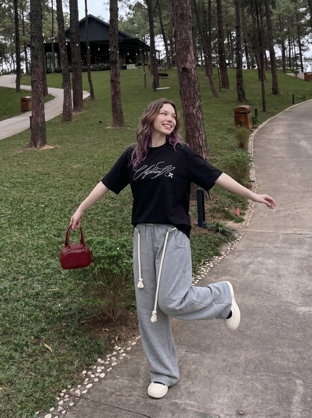 DAXUEN Relaxed-fit short-sleeve T-shirt with script embroidery — model photo