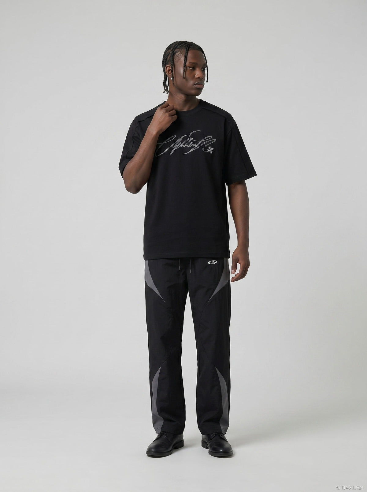 DAXUEN Relaxed-fit short-sleeve T-shirt with script embroidery — model photo