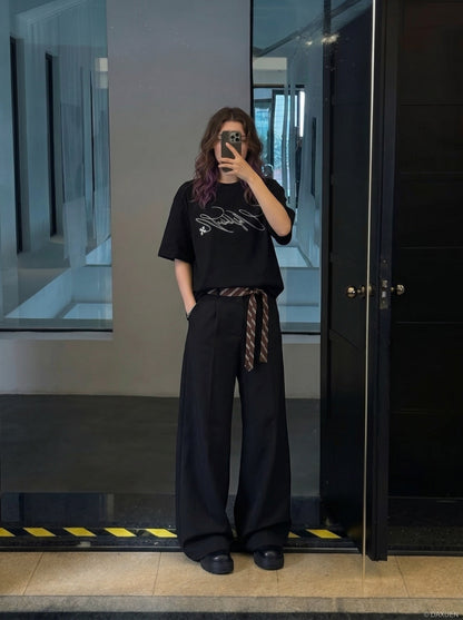 DAXUEN Relaxed-fit short-sleeve T-shirt with script embroidery — model photo